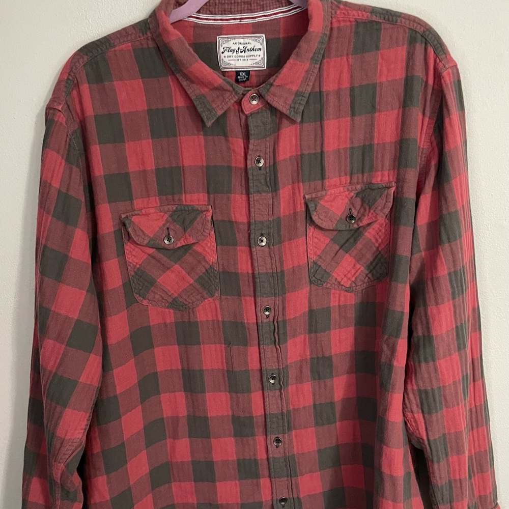 Flag & Anthem Buffalo checkered Flannel adjustable sleeves. Red & black flannel